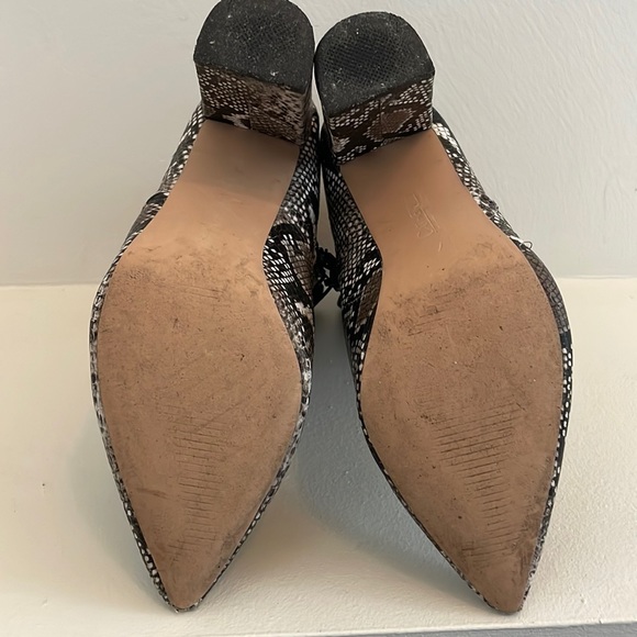 Fresh Fall 2025 trend!! Snake print booties - Picture 7 of 9